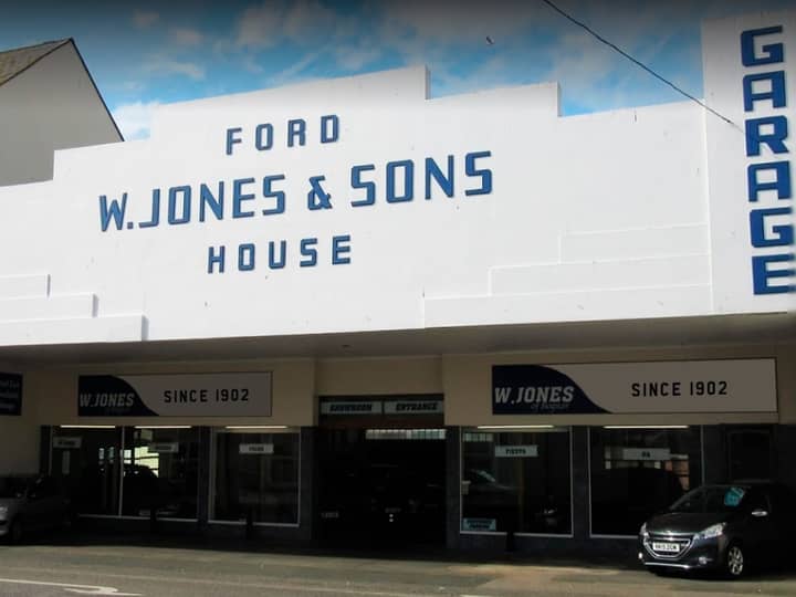 The W Jones of Bognor building on Lennox Street: FORD, W.JONES & SONS HOUSE and SINCE 1902 painted on the white deco fascia, GARAGE lettered down the corner